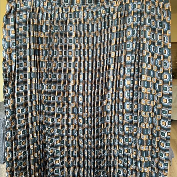 BANANA REPUBLIC MAXI SKIRT. OCTAGON PATTERN. LINED, SOFT, PLEATED SKIRT. NWT - Picture 6 of 15